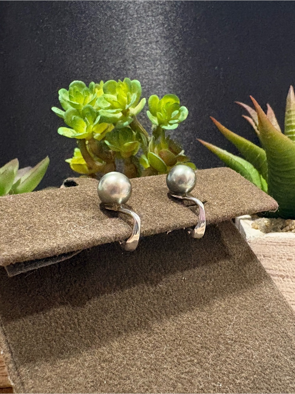 Vintage 14K Curve Pearl Clip On Earrings 🩶